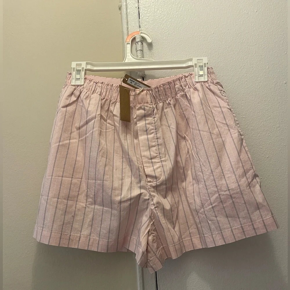 NWT SKIMS Cotton Poplin Short in Pale Pink Pencil Stripe; Size S - Picture 4 of 6